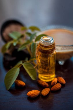 Ev yapımı şampuan veya saç kremi şeytangübre tozu veya hing veya kokulu sakız tozu iyi tüm ham maddeler ile cam bir kase badem yağı ile karıştırılır. Ahşap yüzeyde.