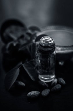 Ev yapımı şampuan veya saç kremi şeytangübre tozu veya hing veya kokulu sakız tozu iyi tüm ham maddeler ile cam bir kase badem yağı ile karıştırılır. Ahşap yüzeyde.