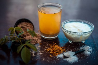 Buttermilk, Fenugreek tohum tozu veya Maydanoz tohumu tozu, tuz ve bir bardak bazı şeytan gübresi veya kokuşmuş sakız tozu oluşan adet ağrısı anlık rahatlama için mükemmel bir ev çare.
