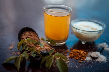 Buttermilk, Fenugreek tohum tozu veya Maydanoz tohumu tozu, tuz ve bir bardak bazı şeytan gübresi veya kokuşmuş sakız tozu oluşan adet ağrısı anlık rahatlama için mükemmel bir ev çare.