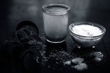 Buttermilk, Fenugreek tohum tozu veya Maydanoz tohumu tozu, tuz ve bir bardak bazı şeytan gübresi veya kokuşmuş sakız tozu oluşan adet ağrısı anlık rahatlama için mükemmel bir ev çare.