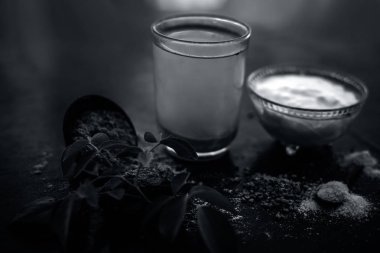 Buttermilk, Fenugreek tohum tozu veya Maydanoz tohumu tozu, tuz ve bir bardak bazı şeytan gübresi veya kokuşmuş sakız tozu oluşan adet ağrısı anlık rahatlama için mükemmel bir ev çare.