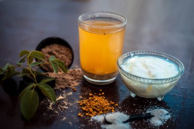 Buttermilk, Fenugreek tohum tozu veya Maydanoz tohumu tozu, tuz ve bir bardak bazı şeytan gübresi veya kokuşmuş sakız tozu oluşan adet ağrısı anlık rahatlama için mükemmel bir ev çare.