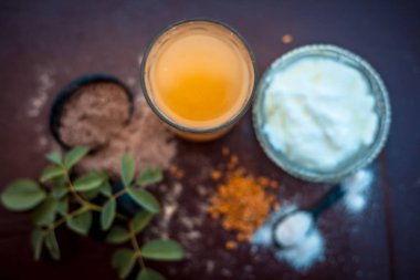 Buttermilk, Fenugreek tohum tozu veya Maydanoz tohumu tozu, tuz ve bir bardak bazı şeytan gübresi veya kokuşmuş sakız tozu oluşan adet ağrısı anlık rahatlama için mükemmel bir ev çare.