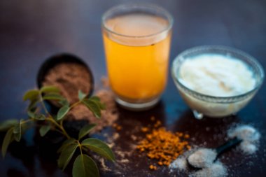 Buttermilk, Fenugreek tohum tozu veya Maydanoz tohumu tozu, tuz ve bir bardak bazı şeytan gübresi veya kokuşmuş sakız tozu oluşan adet ağrısı anlık rahatlama için mükemmel bir ev çare.