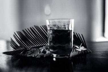 Biberiye çiçekleri ve yaprakları ile birlikte ahşap yüzeyüzerinde bir bardak biberiye çiçek ayıklanmış tentür veya çıkarma.
