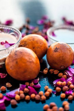 Sapodilla hamuru iyi ellerde şişkinlik için ahşap yüzeyinde bir cam kase çiğ süt ile karışık.