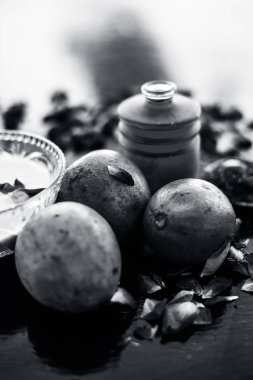 Sapodilla veya chikoo iyi içinde gül suyu kullanarak sandal ağacı ile karışık oluşan ahşap yüzey üzerinde yanaklar için yüz paketi.