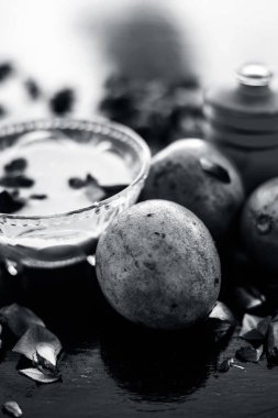 Sapodilla veya chikoo iyi içinde gül suyu kullanarak sandal ağacı ile karışık oluşan ahşap yüzey üzerinde yanaklar için yüz paketi.