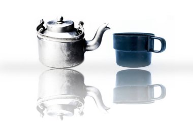 Vintage alüminyum su ısıtıcısı beyaz izole.