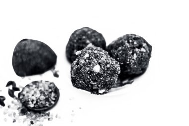 Kış tatlısı beyaz üzerine izole edilmiş. Moti chur ke lado in a glass plaka ve Gund Katira.