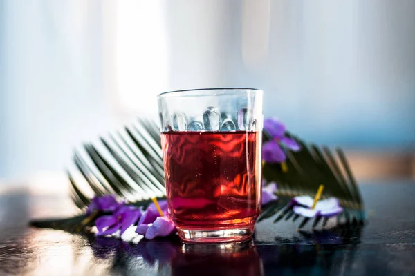 Geëxtraheerd Tinctuur Extractie Van Rozemarijn Bloem Een Glas Houten Oppervlak — Stockfoto