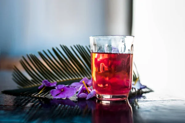 Geëxtraheerd Tinctuur Extractie Van Rozemarijn Bloem Een Glas Houten Oppervlak — Stockfoto