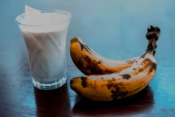 Bevanda Estiva Popolare Frullato Bicchiere Sulla Superficie Legno Banana Insieme — Foto Stock