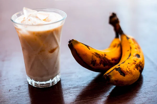 Bevanda Estiva Popolare Frullato Bicchiere Sulla Superficie Legno Banana Insieme — Foto Stock