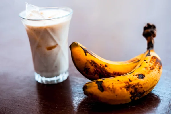 Bevanda Estiva Popolare Frullato Bicchiere Sulla Superficie Legno Banana Insieme — Foto Stock