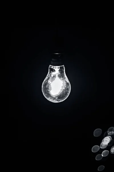 明亮的灯泡上黑色孤立 — 图库照片