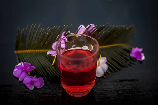 Geëxtraheerd Tinctuur Extractie Van Rozemarijn Bloem Een Glas Houten Oppervlak — Stockfoto