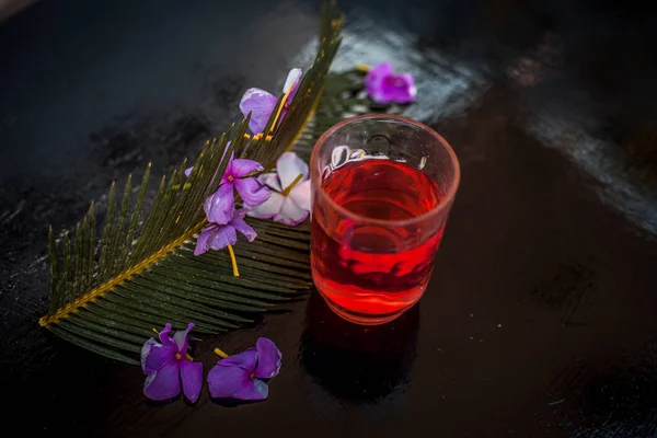 Geëxtraheerd Tinctuur Extractie Van Rozemarijn Bloem Een Glas Houten Oppervlak — Stockfoto