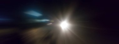 Yaratıcı ışık izleri. Araç ışığı bulanık ve ışık izleri çekildi. Radyal bulanıklık efektiyle çekim.