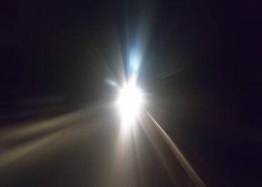 Yaratıcı ışık izleri. Araç ışığı bulanık ve ışık izleri çekildi. Radyal bulanıklık efektiyle çekim.