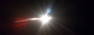 Yaratıcı ışık izleri. Araç ışığı bulanık ve ışık izleri çekildi. Radyal bulanıklık efektiyle çekim.