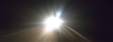 Yaratıcı ışık izleri. Araç ışığı bulanık ve ışık izleri çekildi. Radyal bulanıklık efektiyle çekilmiş. Hız ve Oruç Kavramı.