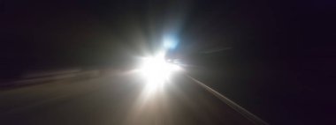 Yaratıcı ışık izleri. Araç ışığı bulanık ve ışık izleri çekildi. Radyal bulanıklık efektiyle çekilmiş. Hız ve Oruç Kavramı.