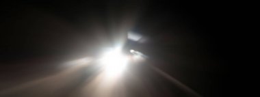 Yaratıcı ışık izleri. Araç ışığı bulanık ve ışık izleri çekildi. Radyal bulanıklık efektiyle çekilmiş. Hız ve Oruç Kavramı.