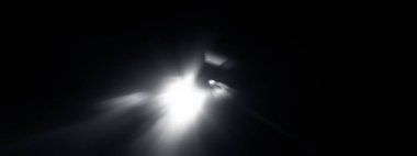 Yaratıcı ışık izleri. Araç ışığı bulanık ve ışık izleri çekildi. Radyal bulanıklık efektiyle çekilmiş. Hız ve Oruç Kavramı.