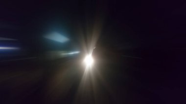 Yaratıcı ışık izleri. Araç ışığı bulanık ve ışık izleri çekildi. Radyal bulanıklık efektiyle çekim.