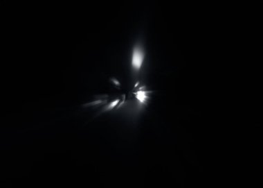 Yaratıcı ışık izleri. Araç ışığı bulanık ve ışık izleri çekildi. Radyal bulanıklık efektiyle çekim.