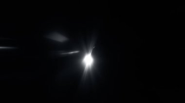 Yaratıcı ışık izleri. Araç ışığı bulanık ve ışık izleri çekildi. Radyal bulanıklık efektiyle çekim.