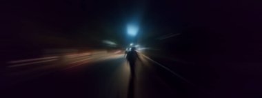 Yaratıcı ışık izleri. Araç ışığı bulanık ve ışık izleri çekildi. Radyal bulanıklık efektiyle çekilmiş. Sinematik geniş açı çekim.