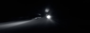 Yaratıcı ışık izleri. Araç ışığı bulanık ve ışık izleri çekildi. Radyal bulanıklık efektiyle çekilmiş. Sinematik geniş açı çekim.