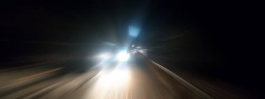 Yaratıcı ışık izleri. Araç ışığı bulanık ve ışık izleri çekildi. Radyal bulanıklık efektiyle çekilmiş. Sinematik geniş açı çekim.