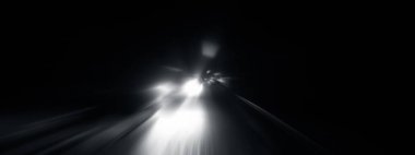 Yaratıcı ışık izleri. Araç ışığı bulanık ve ışık izleri çekildi. Radyal bulanıklık efektiyle çekilmiş. Sinematik geniş açı çekim.