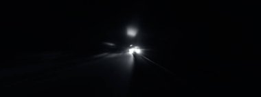 Yaratıcı ışık izleri. Araç ışığı bulanık ve ışık izleri çekildi. Radyal bulanıklık efektiyle çekilmiş. Sinematik geniş açı çekim.