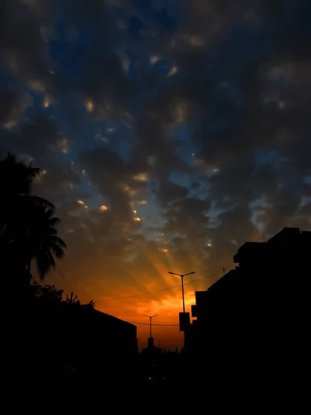 Solnedgång Skymning Tid Färgglada Moln Himlen Med Några Träd Förgrunden — Stockfoto