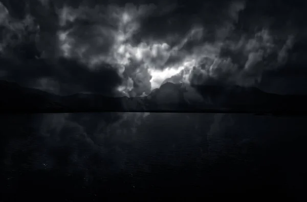 Dramática Manipulado Nascer Sol Tiro Com Montanhas Nuvens Água Lago — Fotografia de Stock
