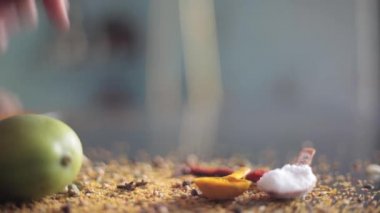 Baharatlı lezzetli sabudana khichdi ya da sago topu khichdi 'nin yanında dilimlenmiş domatesler, cam tabakta kesilmiş limonlar ve çiğ sago topları..