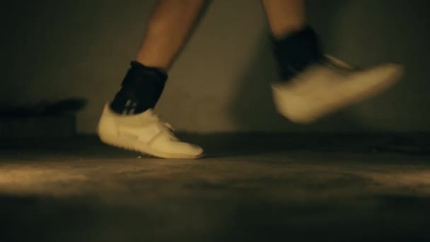 穿着黑色脚踝重量的腿 做各种跳跃和跑步运动 — 图库视频影像