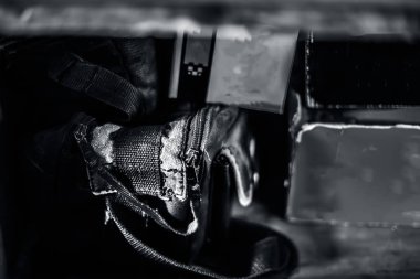 Masa rafındaki çanta ve kutuları niçin kapatın.