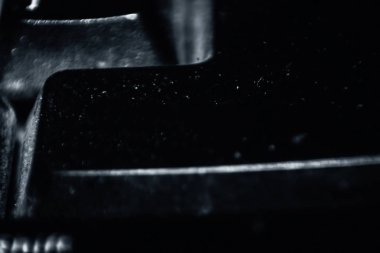 Bir masaüstü bilgisayarın klavyesindeki siyah renkli tuşmakro çekimi.