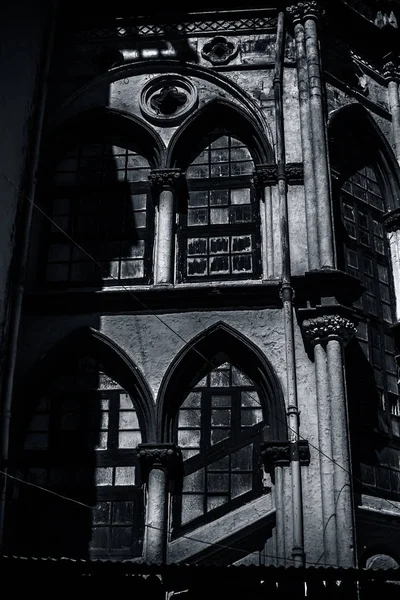 一座旧建筑的窗户对称拍摄 — 图库照片