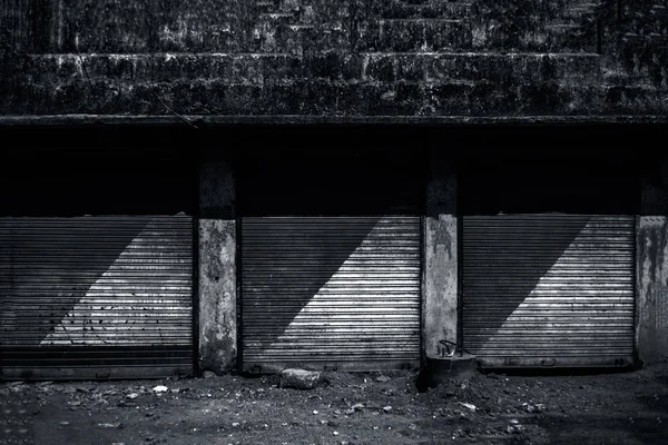 Blízko Tří Zrezivělého Kovového Železného Rozbití Staré Budovy Používané Jako — Stock fotografie