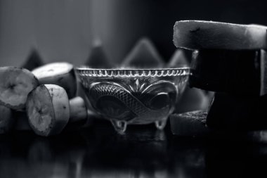 Karpuz yüz maskesi veya yüz paketi ahşap bir kapta cam bir kapta karpuz ve muzdan oluşan üçgen şeklinde kesilmiş karpuz parçaları ile birlikte. Anlık doğal parlaklık için kullanılır.