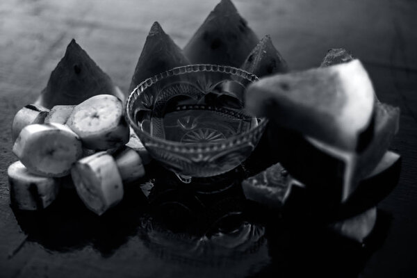 Арбузная маска для лица или упаковка для лица на деревянной поверхности в стеклянной чаше вместе с кусочками арбуза, вырезанными в форме треугольника, состоящего из арбуза и бананананана.Используется для мгновенного естественного свечения
.