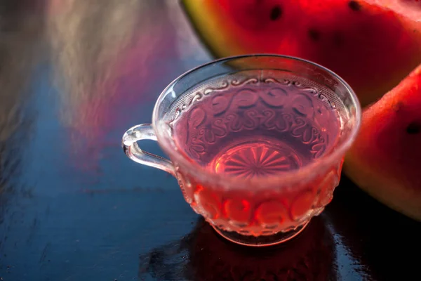 Vodní Meloun Čajový Čaj Průhledném Skleněném Kelímku Dřevěném Povrchu Dílky — Stock fotografie