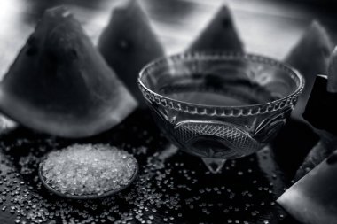 Cam bir kapta şekerle karıştırılmış karpuz hamurundan oluşan ahşap yüzeyde ev yapımı şeker fırçalama yapmak için en iyi tarifi.